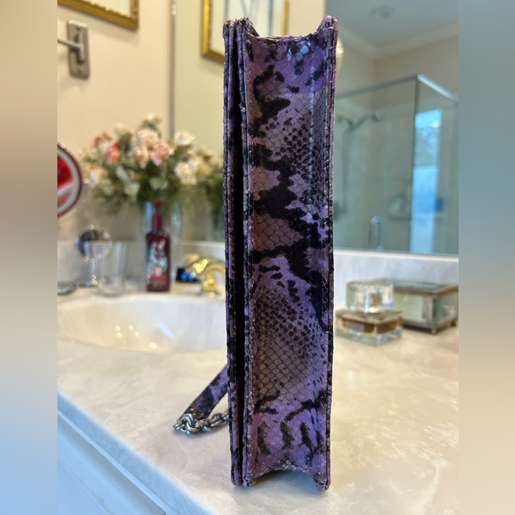 Purple snakeskin purse with short shoulder strap, chain detail. Magnet closure. - Picture 5 of 16